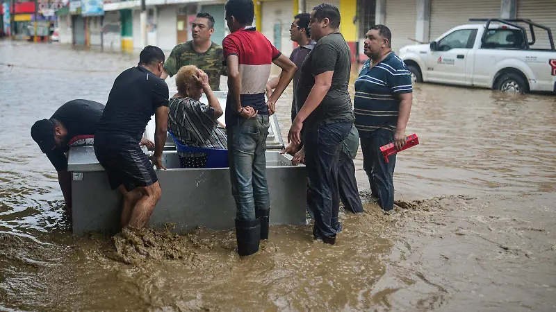 Lluvias desbordan el río Cazones